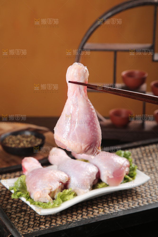 深底上的鸡腿