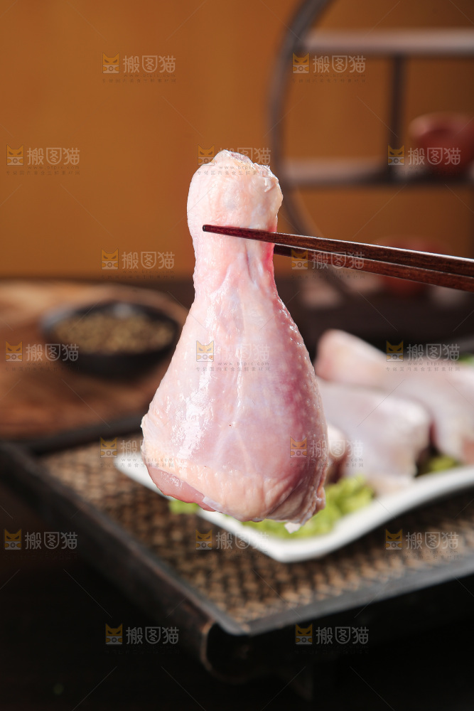 深底上的鸡腿