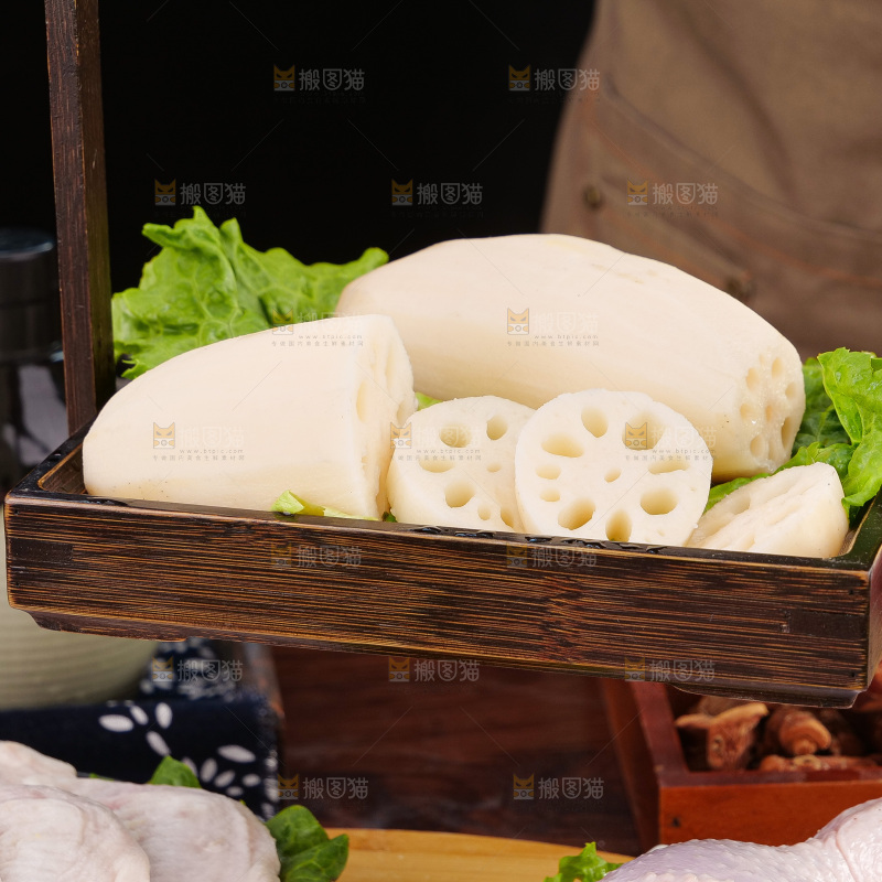 深底上的卤菜材料