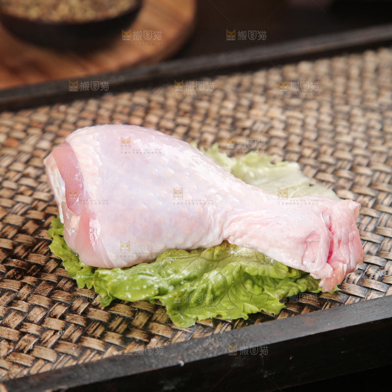深底上的鸡腿