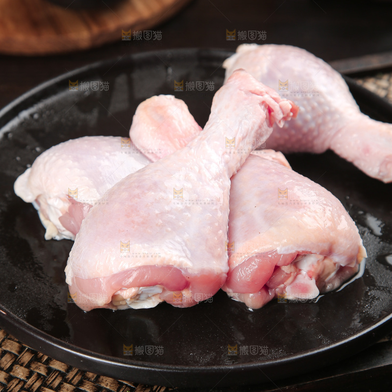 深底上的鸡腿