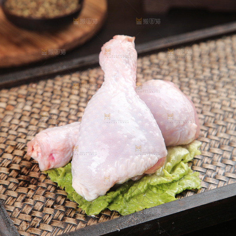 深底上的鸡腿