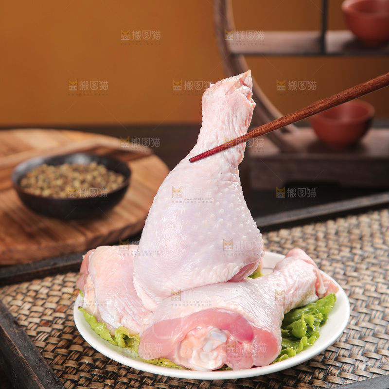 深底上的鸡腿