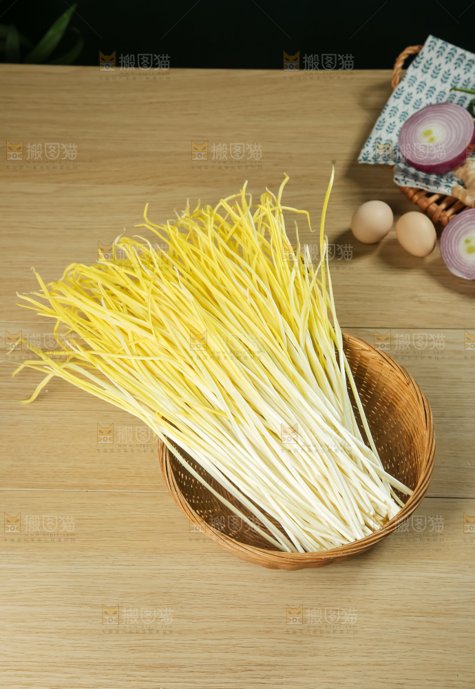 木底上的韭黄