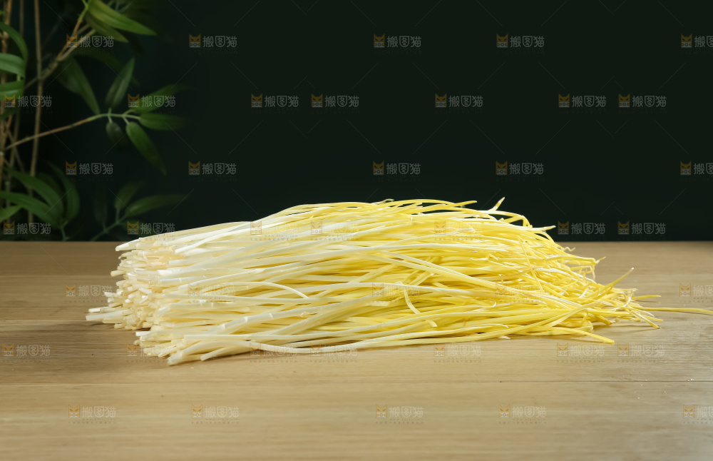 木底上的韭黄