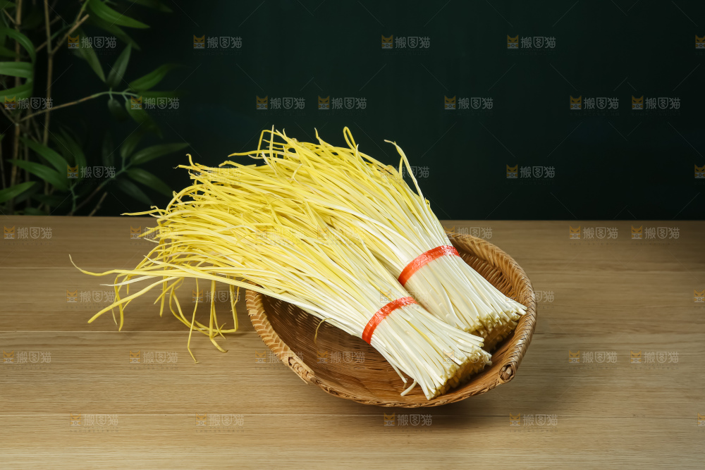 木底上的韭黄