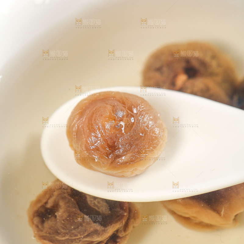浅底上的桂圆干