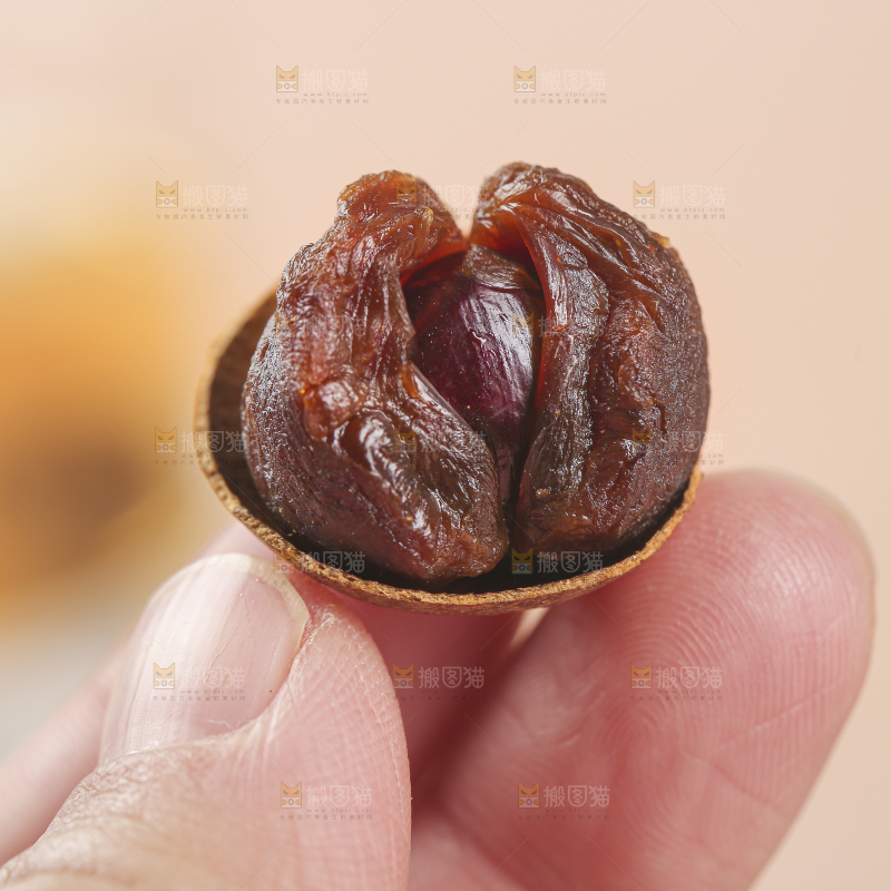 浅底上的桂圆干