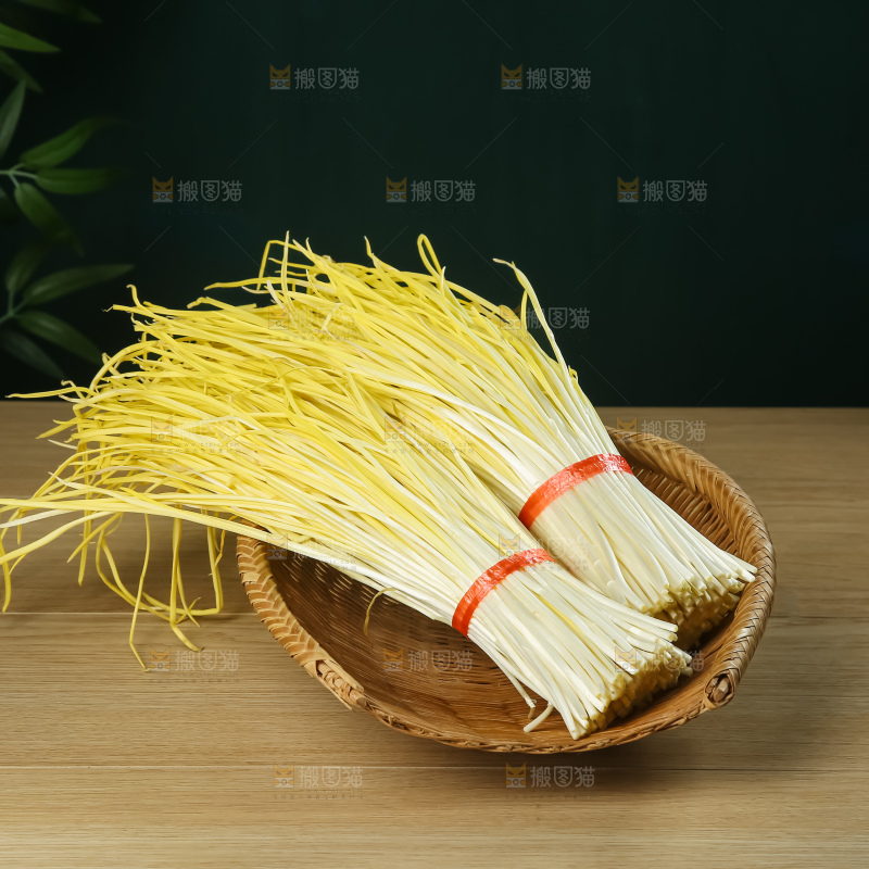 木底上的韭黄
