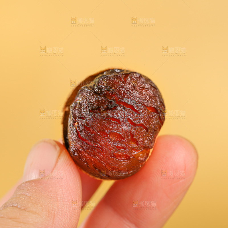浅底上的桂圆干