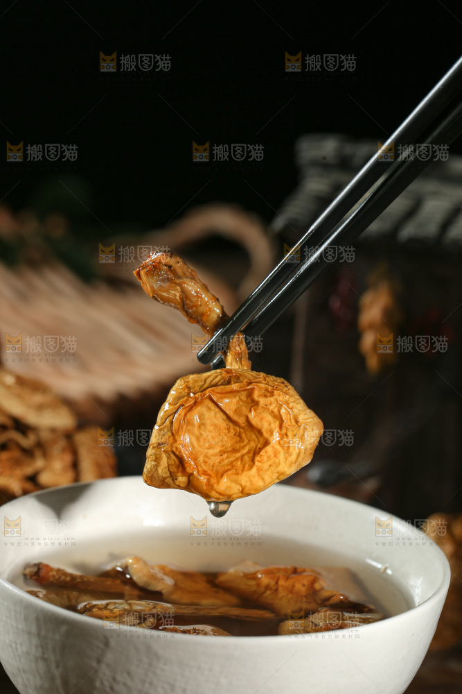 深底上的滑子菇