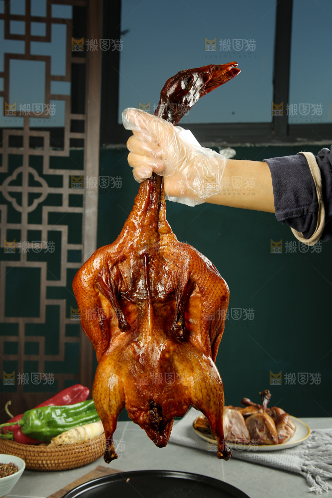 深底上的酱鹅