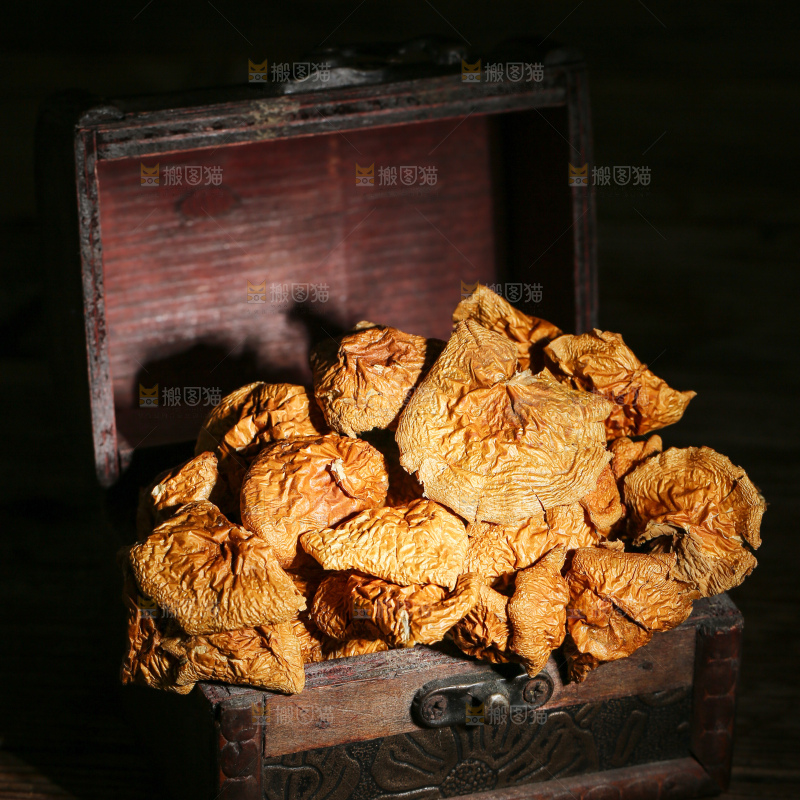 深底上的滑子菇