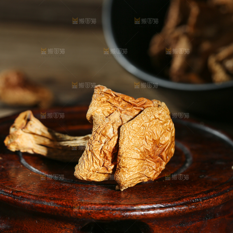 深底上的滑子菇