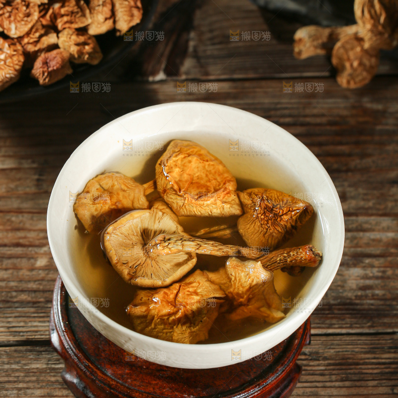 深底上的滑子菇