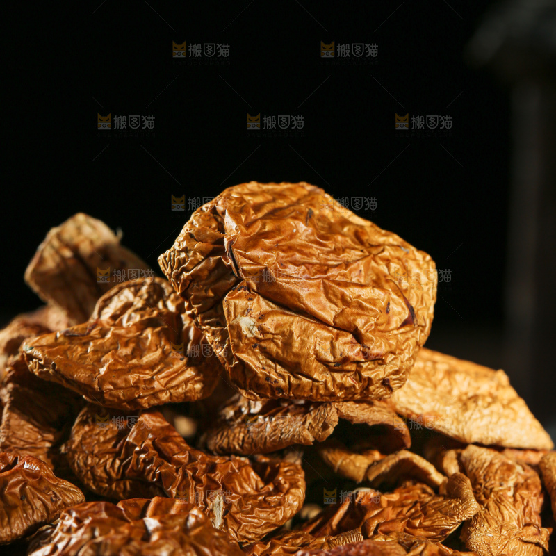 深底上的滑子菇