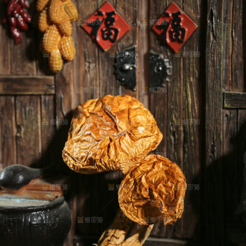 深底上的滑子菇