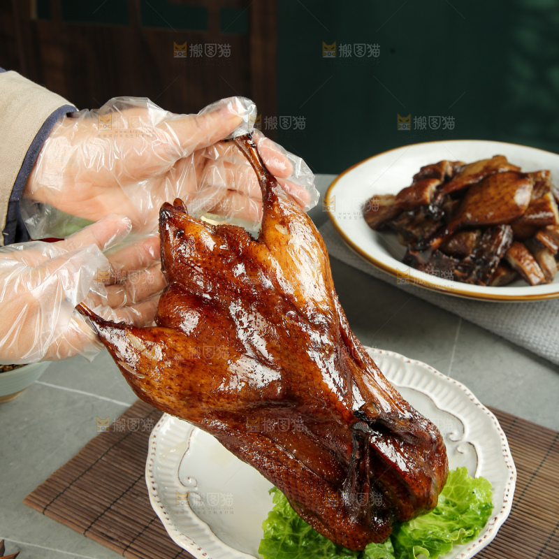 深底上的酱鹅