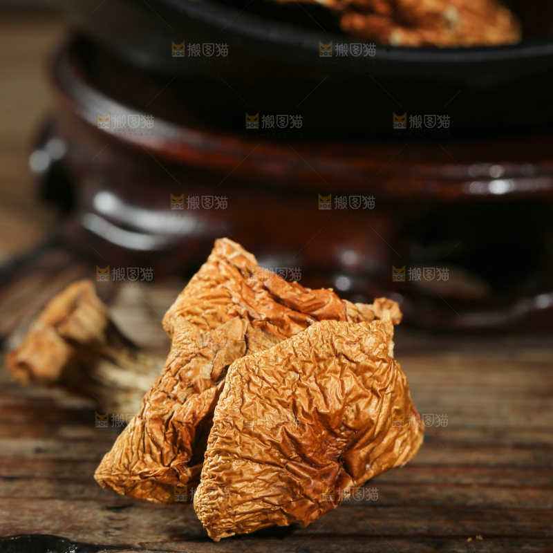 深底上的滑子菇