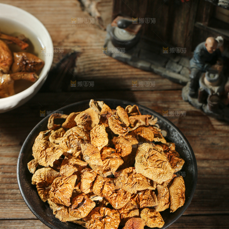 深底上的滑子菇