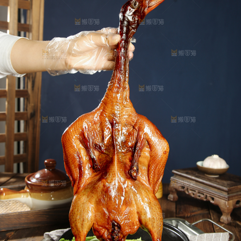 深底上的酱鹅