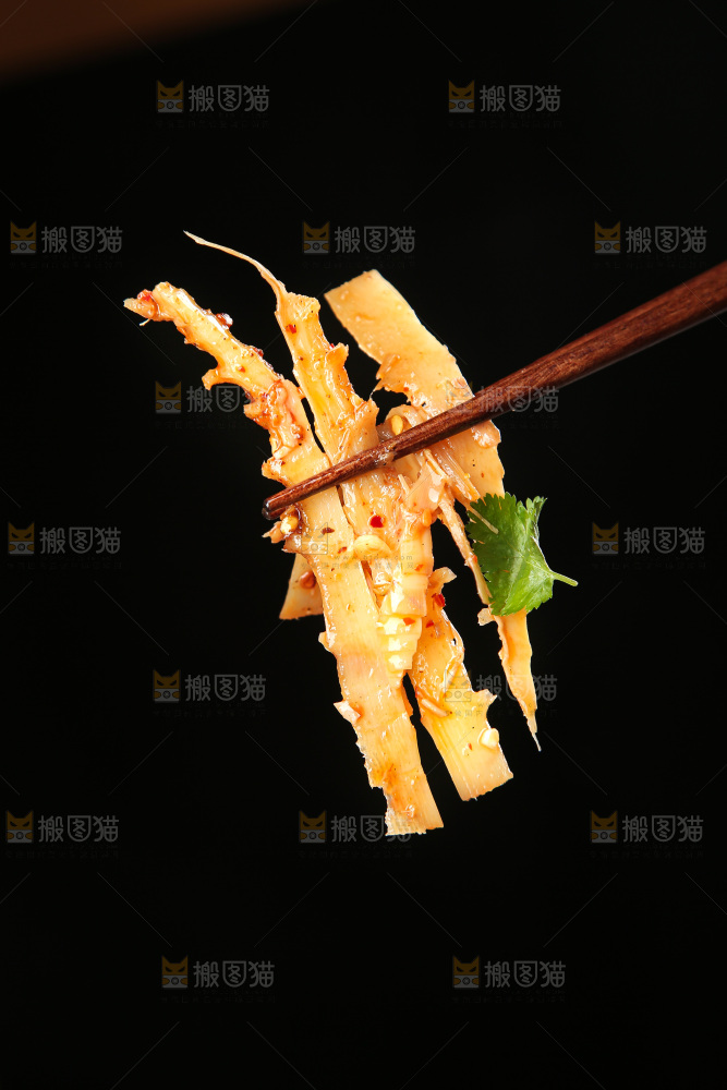 深底上的盐渍笋菜品