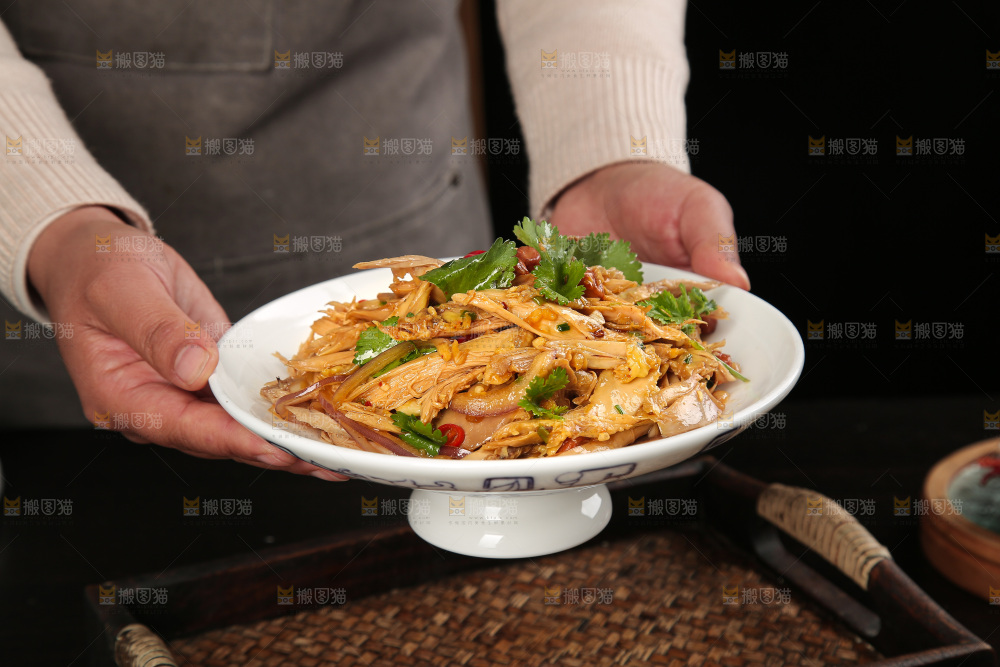 深底上的盐渍笋菜品