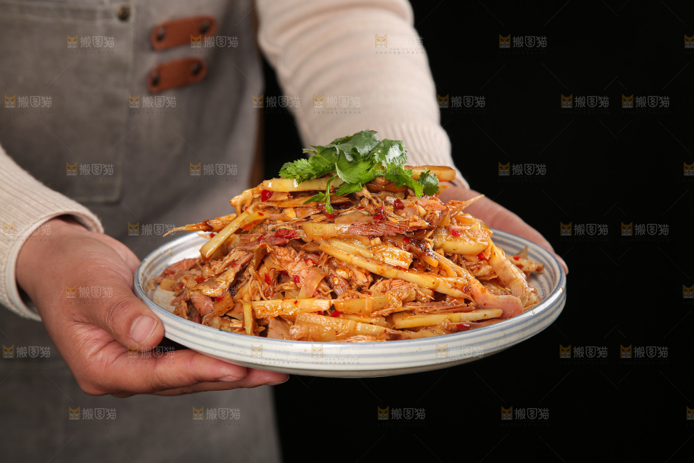 深底上的盐渍笋菜品