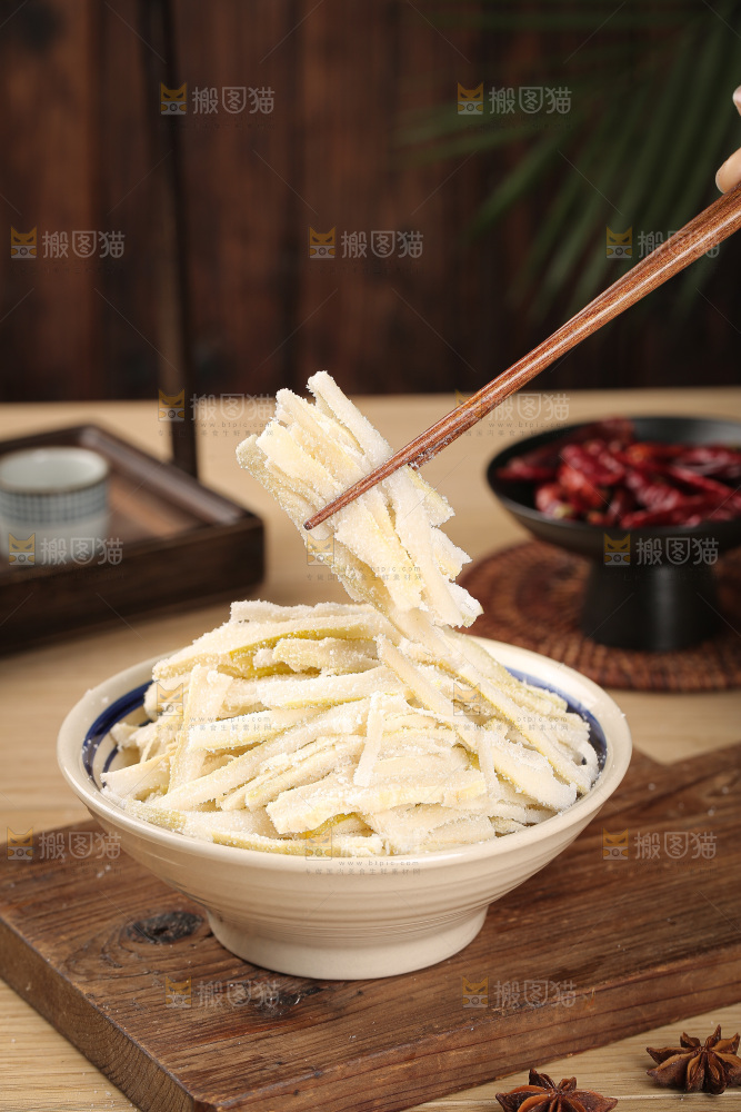 深底上的盐渍笋