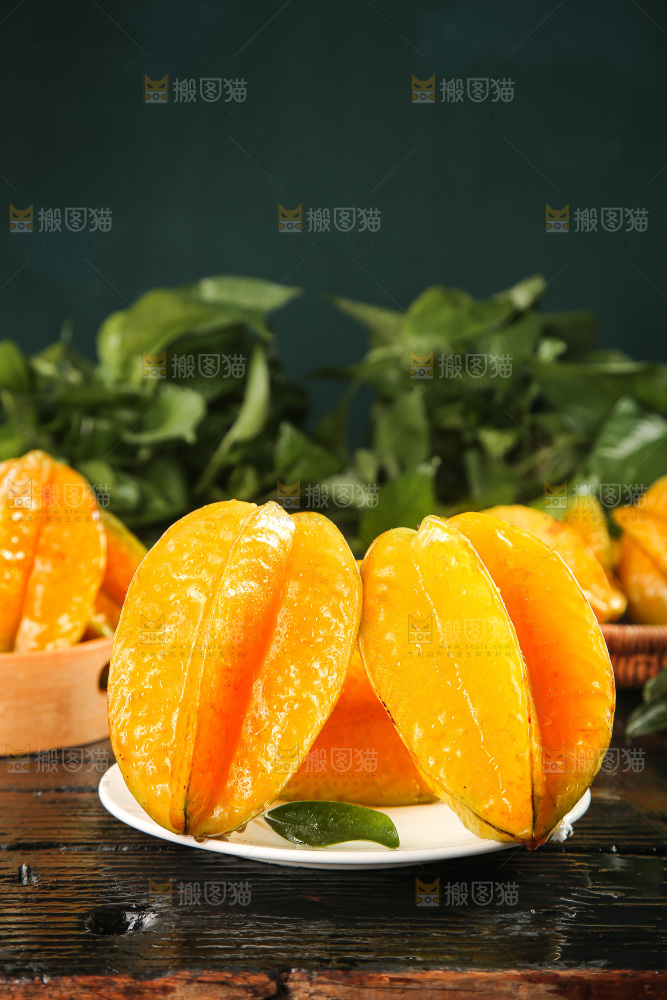 深色底上的杨桃