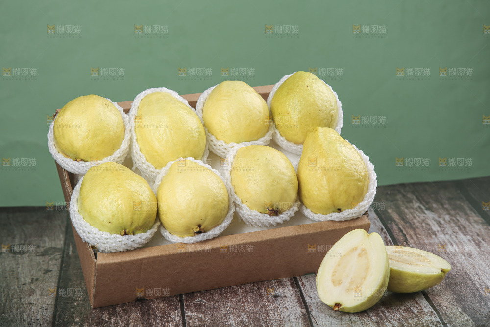 深底上的白心奶油芭乐