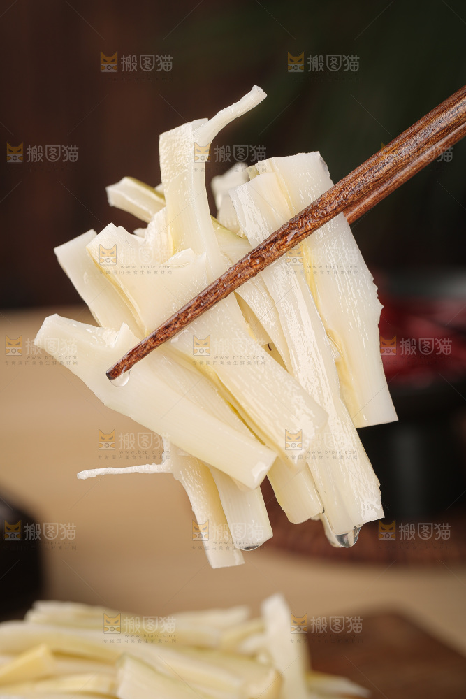 深底上的盐渍笋