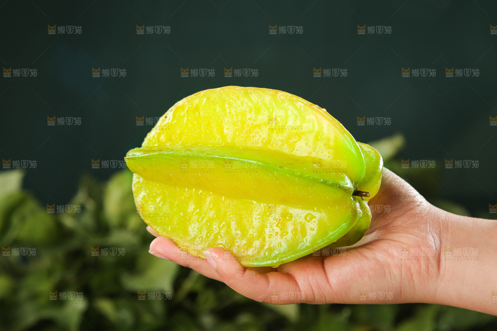 深色底上的杨桃