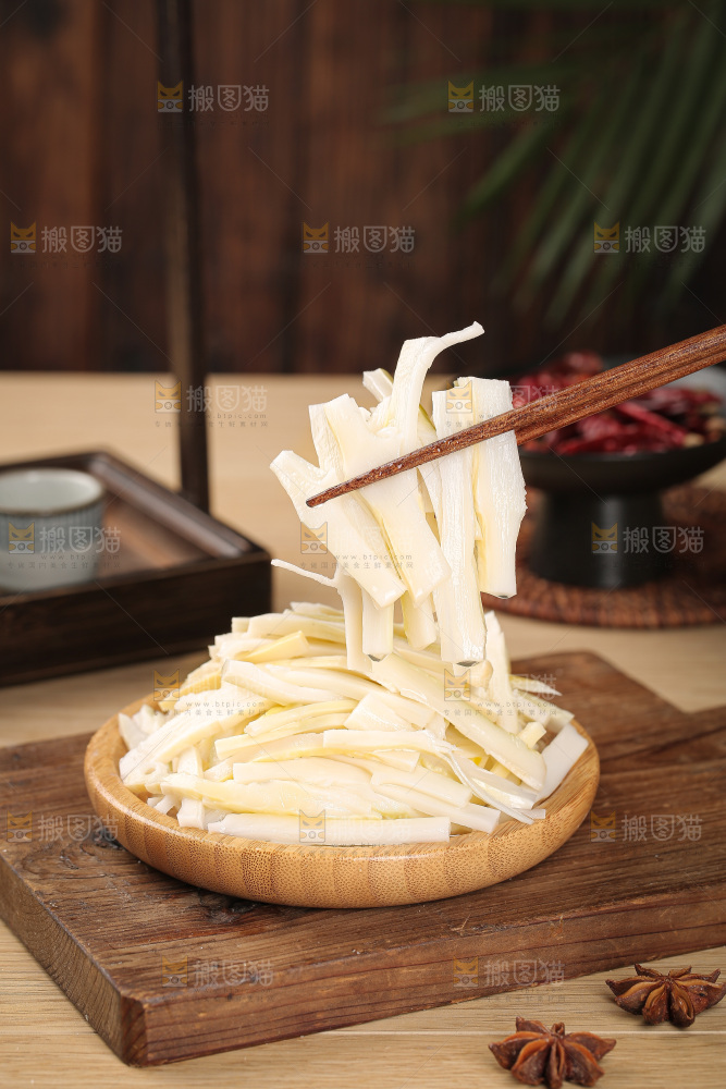深底上的盐渍笋