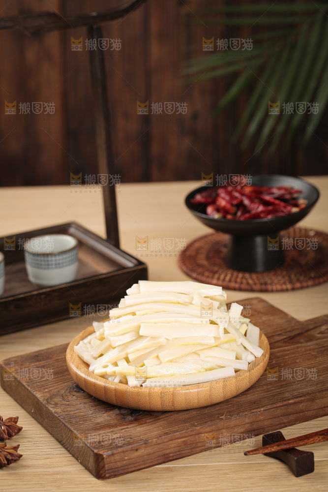 深底上的盐渍笋