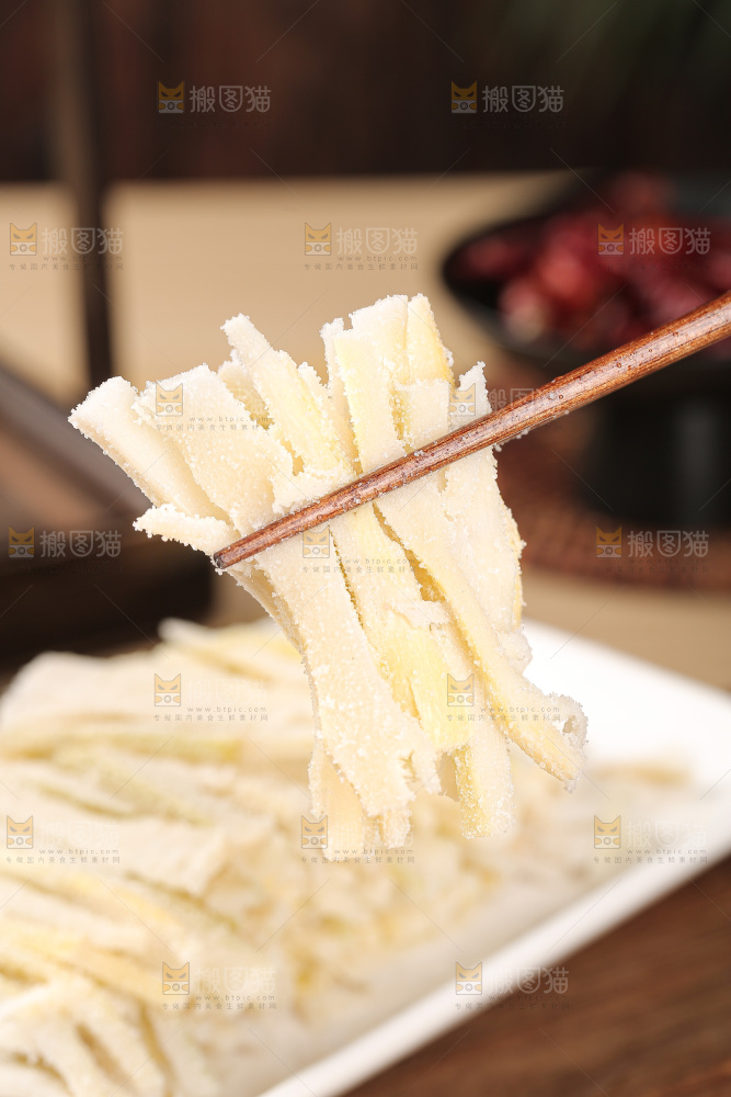 深底上的盐渍笋