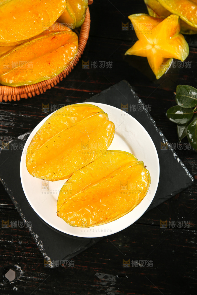 深色底上的杨桃