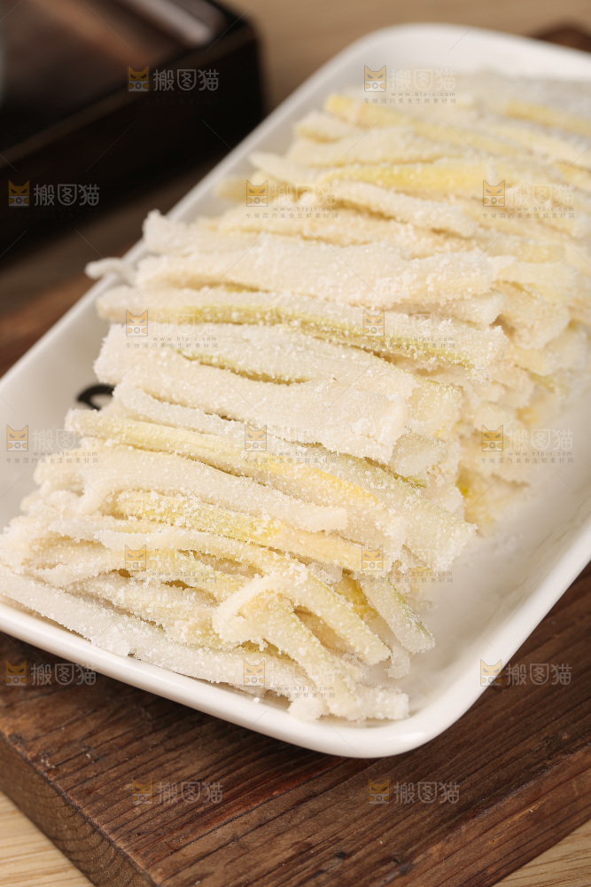 深底上的盐渍笋
