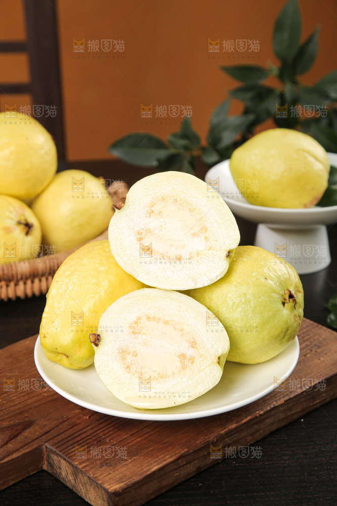 深底上的白心奶油芭乐