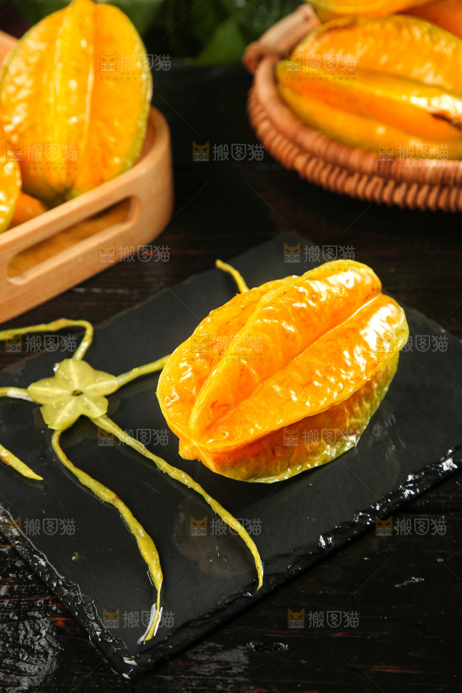 深色底上的杨桃