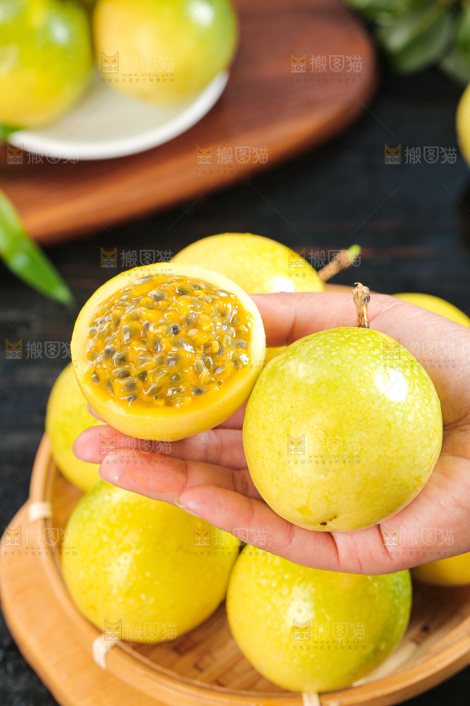 深色底上的百香果