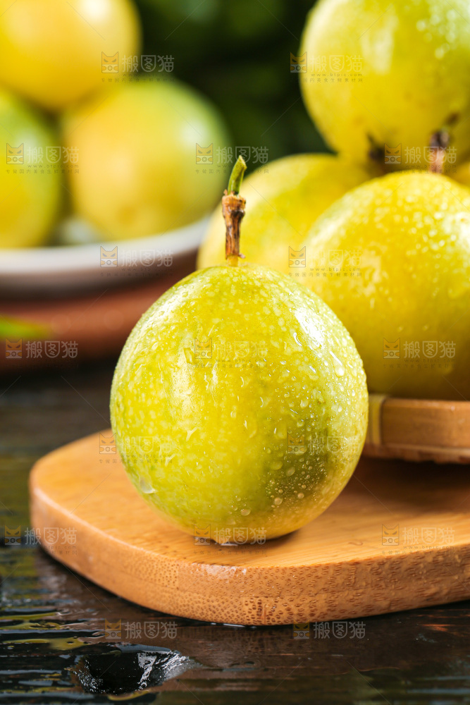 深色底上的百香果