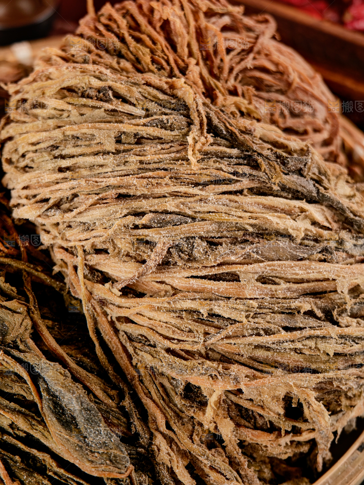 深底上的盐渍梅干菜