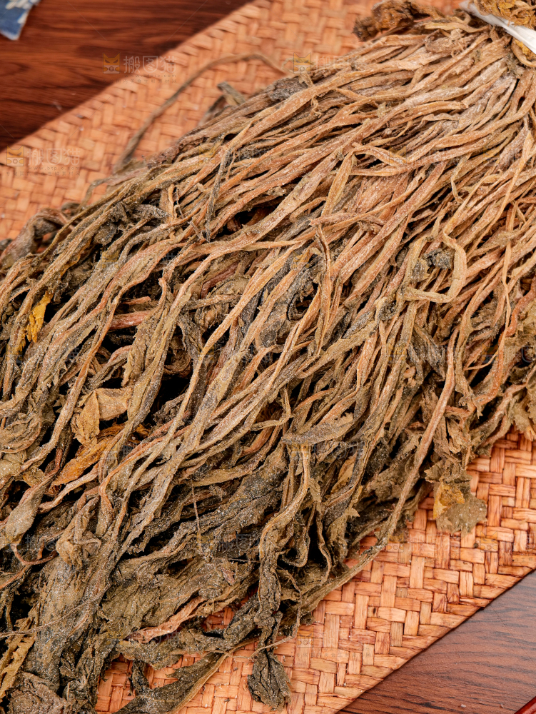 深底上的盐渍梅干菜