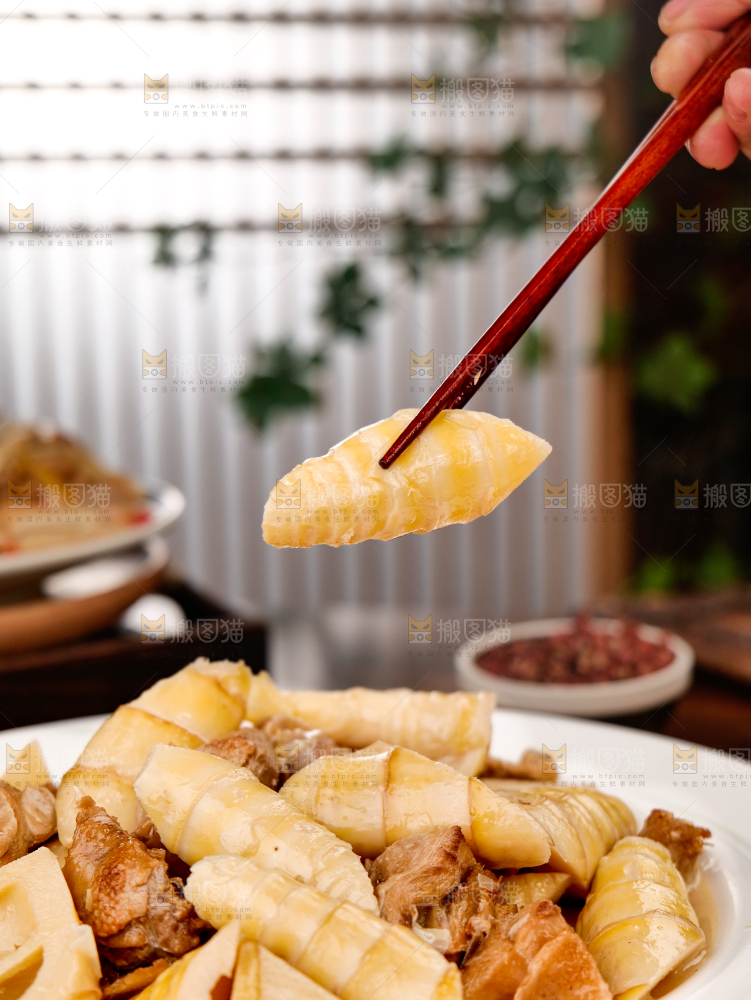 深底上的雷笋炖肉