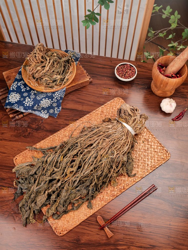 深底上的盐渍梅干菜