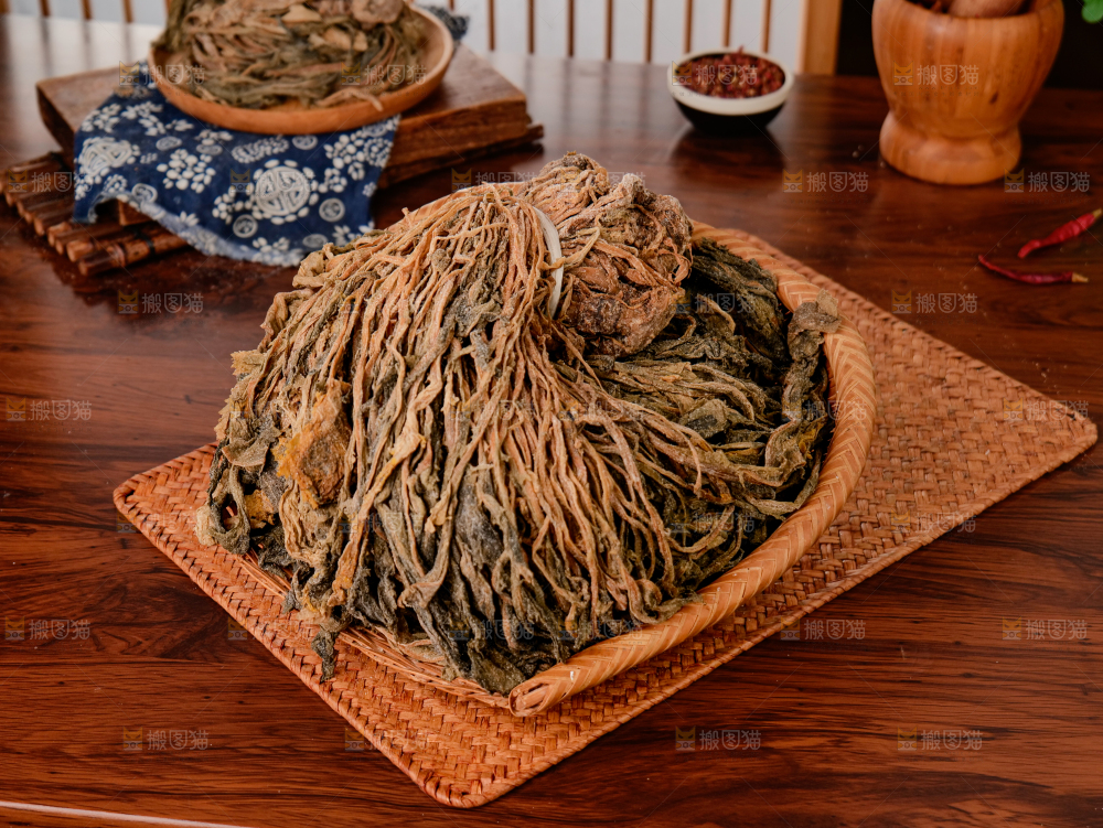 深底上的盐渍梅干菜