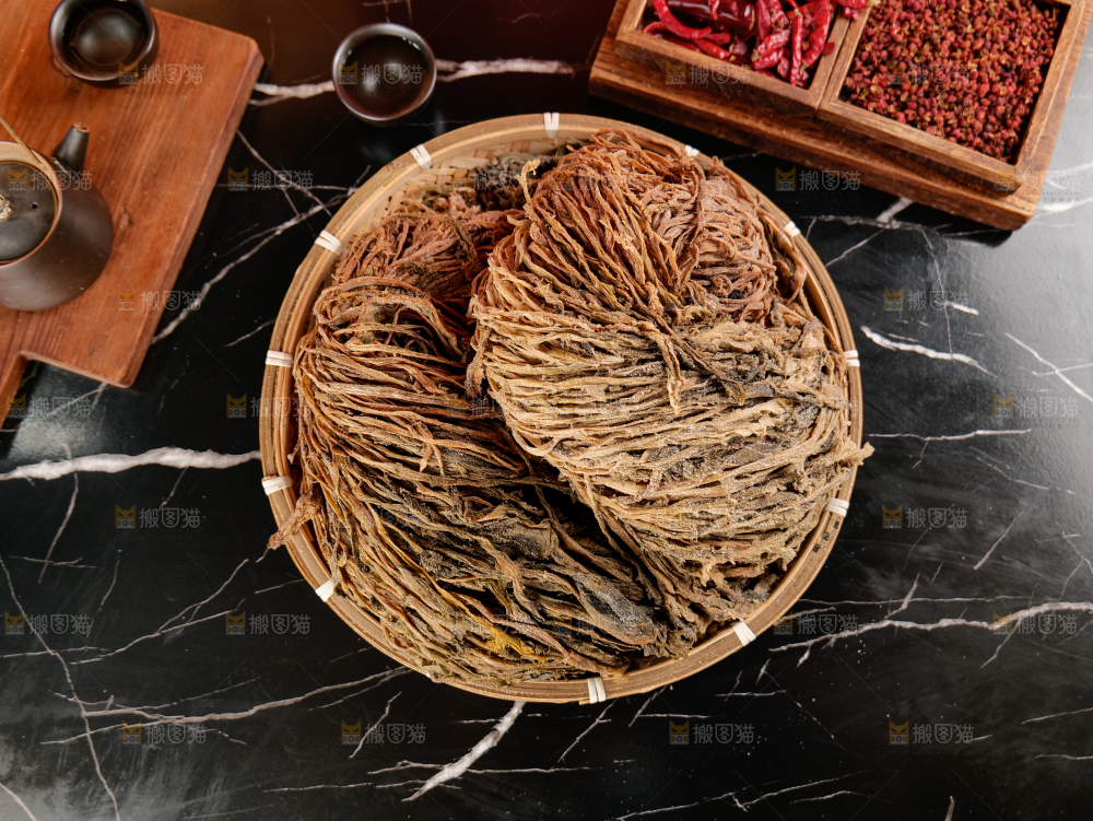 深底上的盐渍梅干菜