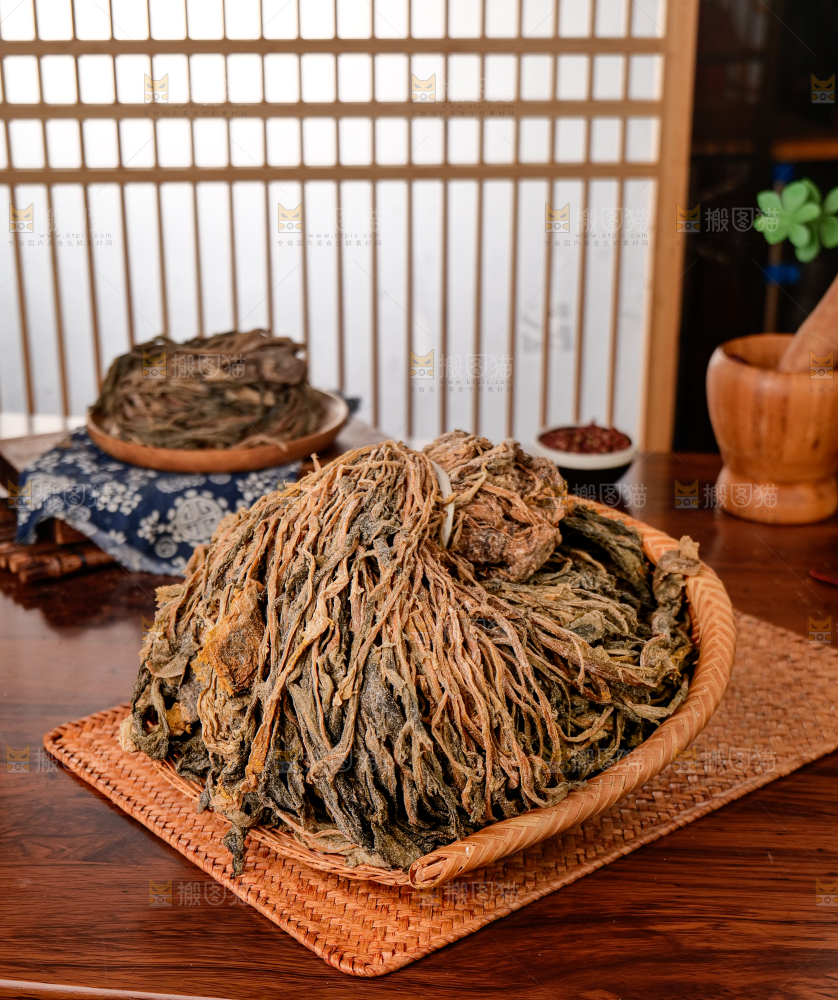 深底上的盐渍梅干菜