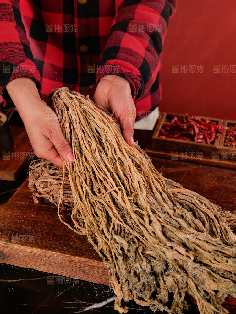 深底上的盐渍梅干菜